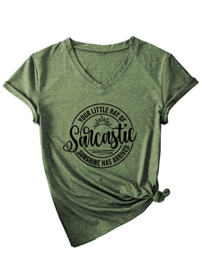 Détail d'un t-shirt col V vert armée avec imprimé graphique sarcastique et nœud latéral