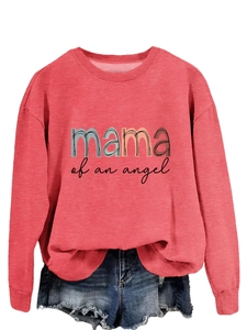 Détail du lettrage Mama of an Angel coloré sur sweat à col rond rose corail