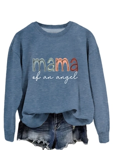 Gros plan du lettrage Mama of an Angel sur un sweat-shirt bleu à col rond