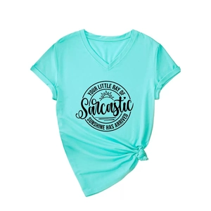 T-shirt femme col V vert menthe avec slogan humoristique et détail noué devant
