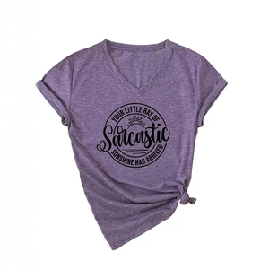 T-shirt violet à col en V avec imprimé Sarcastic Sunshine et détail de nœud latéral