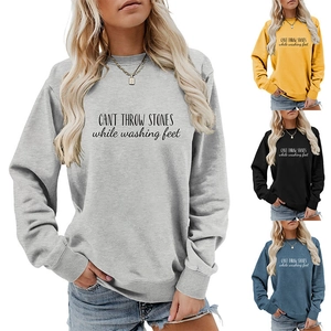 Collage de sweat-shirts à col rond en gris, jaune, noir et bleu avec slogan imprimé