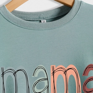 Sweatshirt vert sauge avec inscription mama colorée et col rond côtelé élégant