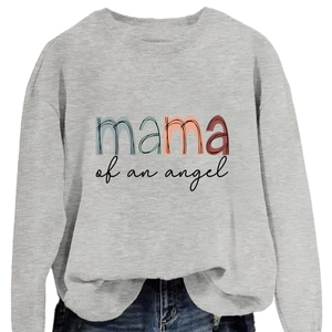 Sweat gris clair Mama of an Angel à col rond porté avec un jean en denim foncé