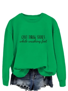 Détail d'un sweat-shirt vert fluo avec imprimé texturé et short en jean de style décontracté