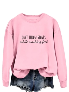 Sweat à col rond rose avec slogan et short en jean bleu usé pour femmes en ensemble