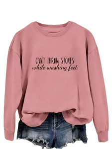 Sweat rose à col rond avec lettrage noir artistique et short en jean effiloché
