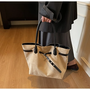 Detail der minimalistischen Tote Bag mit schwarzem Gürtel-Dekor und langen Ledergriffen