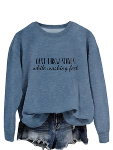 Sweat bleu à col rond avec lettrage et mini-short en jean aux bords effilochés