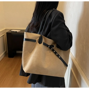 Detail der Shopper-Tasche aus Wildlederimitat mit Lederriemen und Silberösen