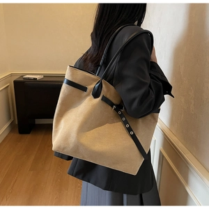 Detailaufnahme der khakifarbenen Wildleder-Tote-Bag mit schwarzen Trägern und Ösen