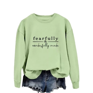 Sweatshirt vert sauge avec texte imprimé et short en jean pour un look décontracté