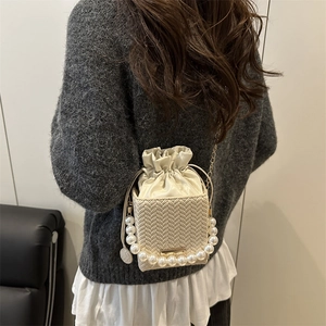 Mini sac seau perle avec texture tissée et bandoulière en chaîne pour femmes