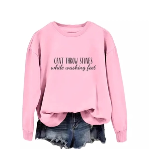Sweat rose avec slogan et short en jean tenue à plat sur fond blanc pour femme mode