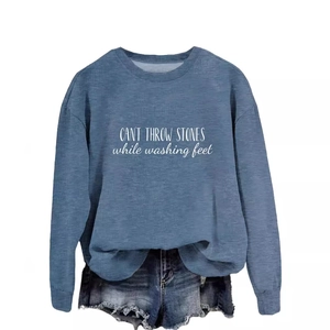 Ensemble sweat-shirt bleu avec imprimé texte blanc et short en jean délavé tendance