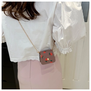 Mini sac bandoulière à motif fraise avec chaîne dorée, porté pour montrer la taille
