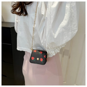 Mini sac bandoulière noir avec imprimé fraise rouge et détails de chaîne dorée