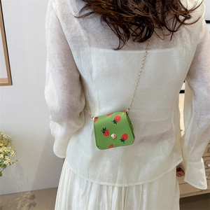 Mini sac chaîne mignon à imprimé fraise en similicuir vert avec bandoulière dorée