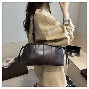 Detailaufnahme der dunkelbraunen Vintage-Leder-Tote mit dekorativem Tunnelzug