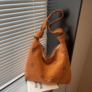 Sac cabas en daim marron avec motifs floraux découpés au laser et bandoulière à nœuds