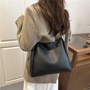 Minimalist black large capacity shoulder bucket bag in matte leather for daily commute