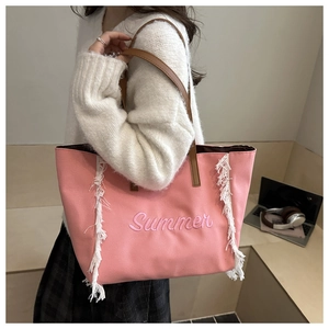 Détail du cabas en toile rose avec broderie Summer et bords frangés élégants
