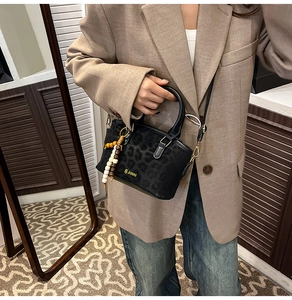 Sac fourre-tout noir à motif léopard avec blazer décontracté et pendentif perlé