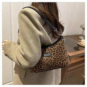 Dettaglio della borsa leopardata con ganci in argento e tracolla nera regolabile