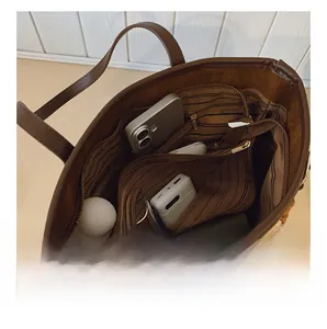 Détail de l'intérieur d'un grand cabas marron avec compartiments et espace de rangement