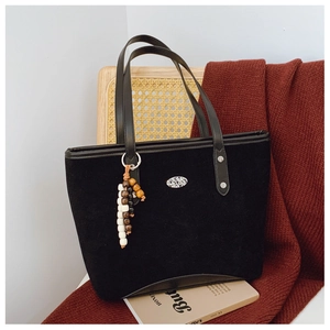 Détail du grand sac cabas en daim noir avec poignées en cuir et pompon perlé vintage