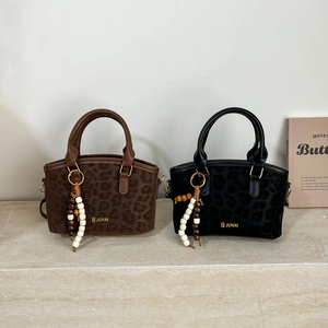 Eleganti borse tote grandi con stampa leopardata marrone e nera con nappe di legno