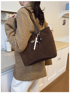 Grand sac cabas marron en daim avec poignées en cuir et pendentif à pampilles en perles