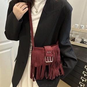 Bolso saco bohemio de ante rojo vino con flecos largos y detalle de hebilla plateada