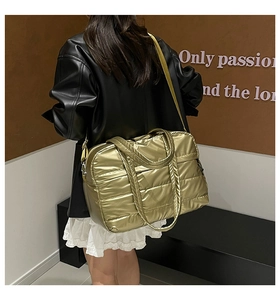 Sac fourre-tout matelassé doré métallisé porté par un mannequin pour le style d'hiver