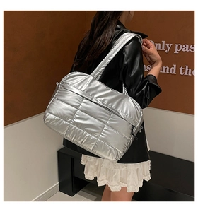 Sac à bandoulière matelassé argenté tendance à grande capacité avec finition métal