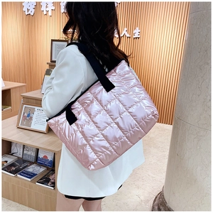 Vue détaillée du sac cabas matelassé rose perle avec larges bandoulières en textile noir