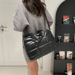 Sac hobo noir matelassé brillant à grande capacité pour femme style décontracté