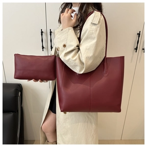Détails du grand sac cabas bordeaux et sa pochette assortie en cuir mat de qualité