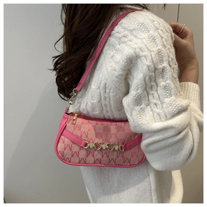 Dettaglio borsa a spalla in jacquard rosa con motivo M e fibbia a catena a cuore oro