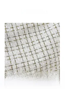 Makroaufnahme von Premium-Karo-Tweed mit edlen Goldfäden und weißer Webstruktur für Taschen