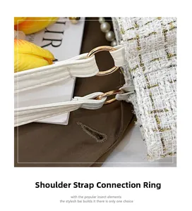 Detail einer weißen Tweed-Handtasche mit goldenen Gliedern und Perlenakzenten am Schultergurt