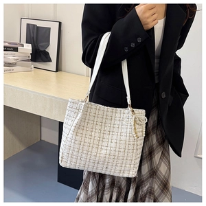 Detailansicht der Tweed-Tasche mit Perlenkette und glattem weißem Lederriemen