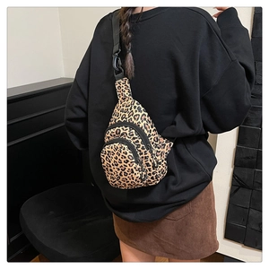 Détail du sac bandoulière léopard avec double fermeture éclair et sangle sur le mannequin