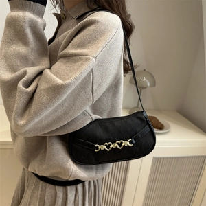 Borsa sottobraccio minimalista in tessuto nero con catena a cuore d'oro e tracolla