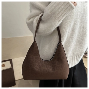 Detailaufnahme der braunen Hobo-Tasche mit Leopardenmuster und Wildleder-Textur