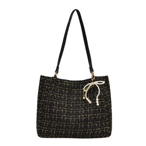Sac sous le bras chic en tweed noir et doré pour femme avec breloque nœud perlé