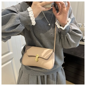 Selfie allo specchio con borsa a tracolla in pelle color albicocca e chiusura dorata