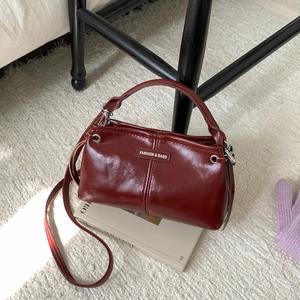 Retro burgunderrote Boston-Handtasche aus glänzendem Kunstleder mit modischem Textdruck