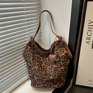 Retro leopard print tote bag with brown leather straps for autumn 2025 casual commute