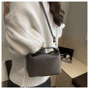 Détails du sac bandoulière gris avec gaufrage léopard et sangle dorée